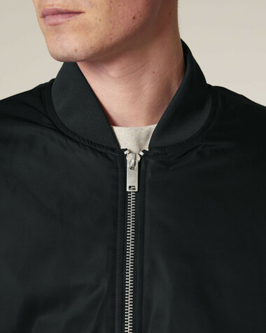 Bomber 2.0_Black_Studio_Front_Detail_0